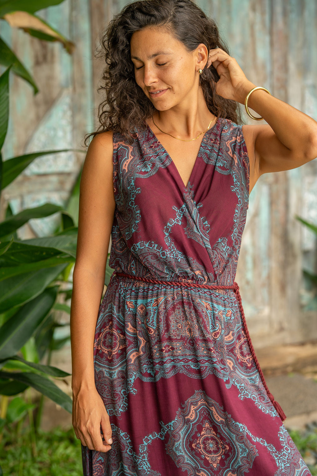 abito lungo estivo leggero smanicato incrociato stampa Paisley boho chic bordeaux dettaglio frontale