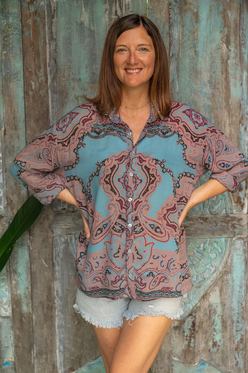 camicia leggera donna paisley blu azzurro rosa in viscosa fresca ideale per il caldo in viaggio, in vacanza e ufficio