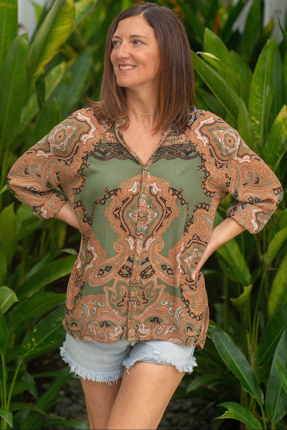 camicia estiva donna stampa paisley verde in tessuto fresco ideale per viaggio vacanza e città 