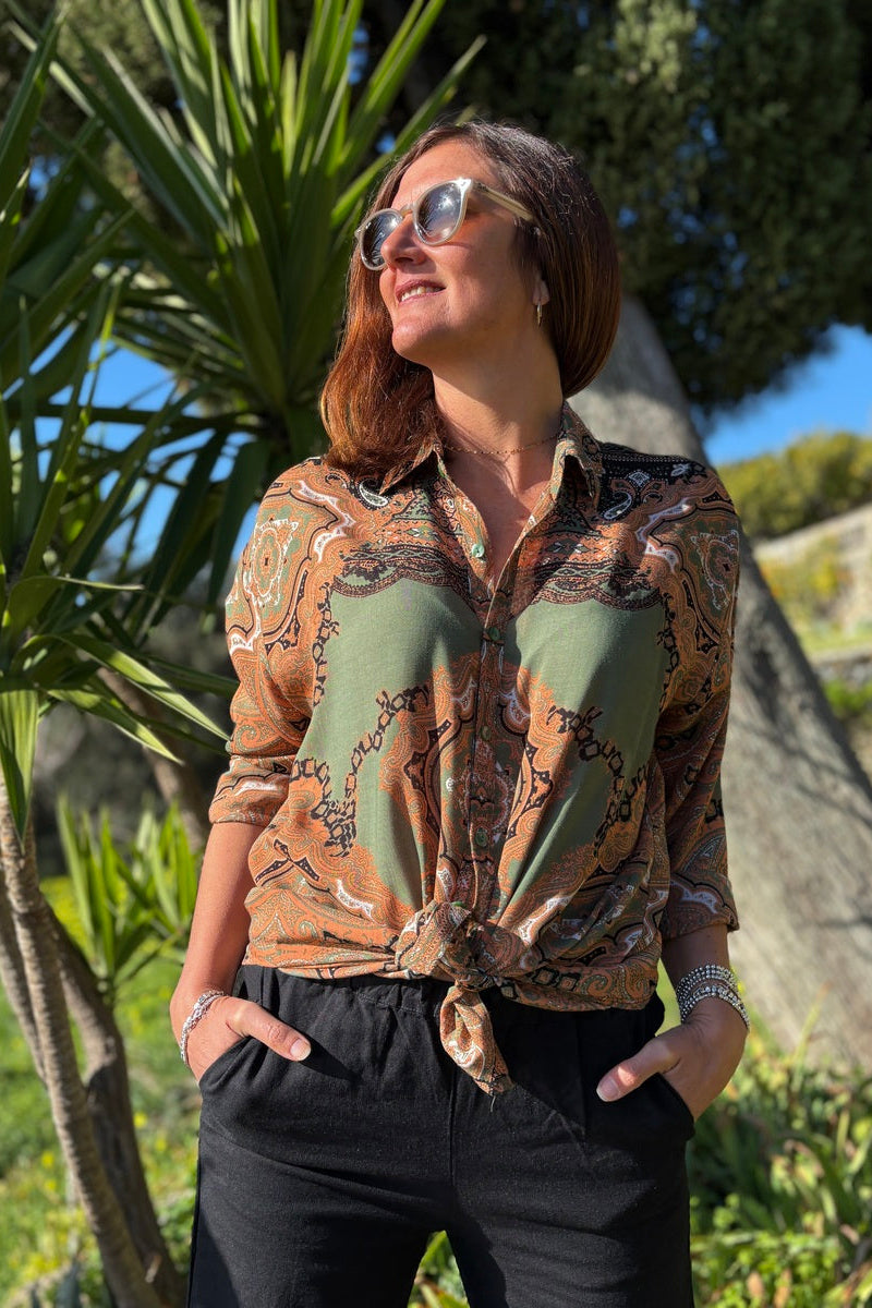 camicia donna estiva leggera verde paisley boho chic abbinata a pantaloni neri lapeapois