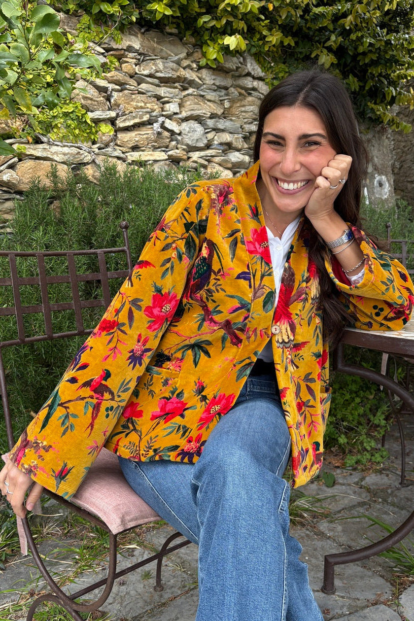 giacca kimono in velluto di cotone stampa floreale india con jeans seduta lapeapois