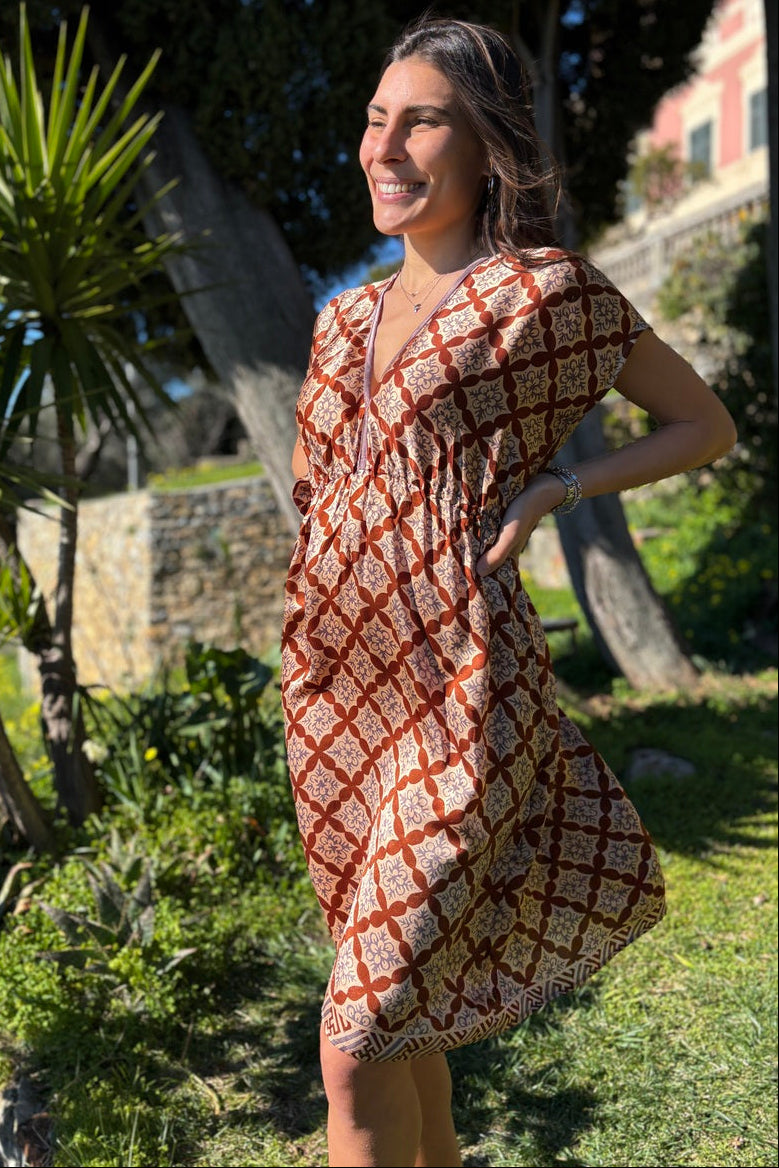 abito corto al ginocchio seta batik chic  beige oro ideale cocktail festa laurea figura intera lapeapois