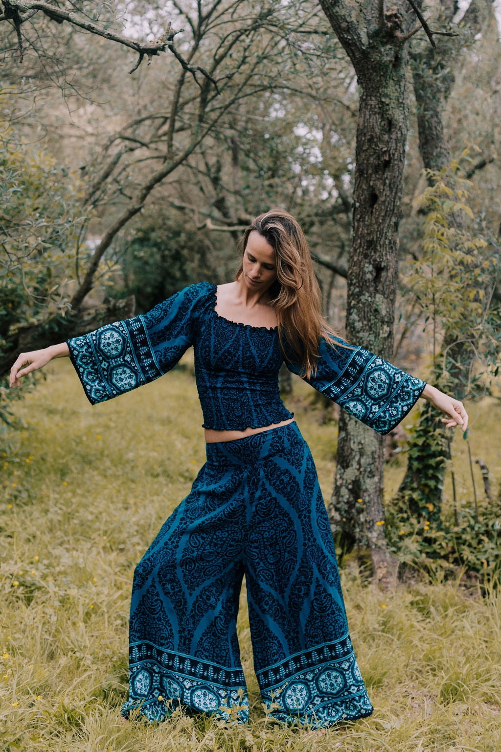 completo estivo donna boho chic ibiza style in viscosa fresca e leggera dalla stampa blu petrolio composto da top arricciato manica lunga e pantalone palazzo dalla gamba ampia e scampanata