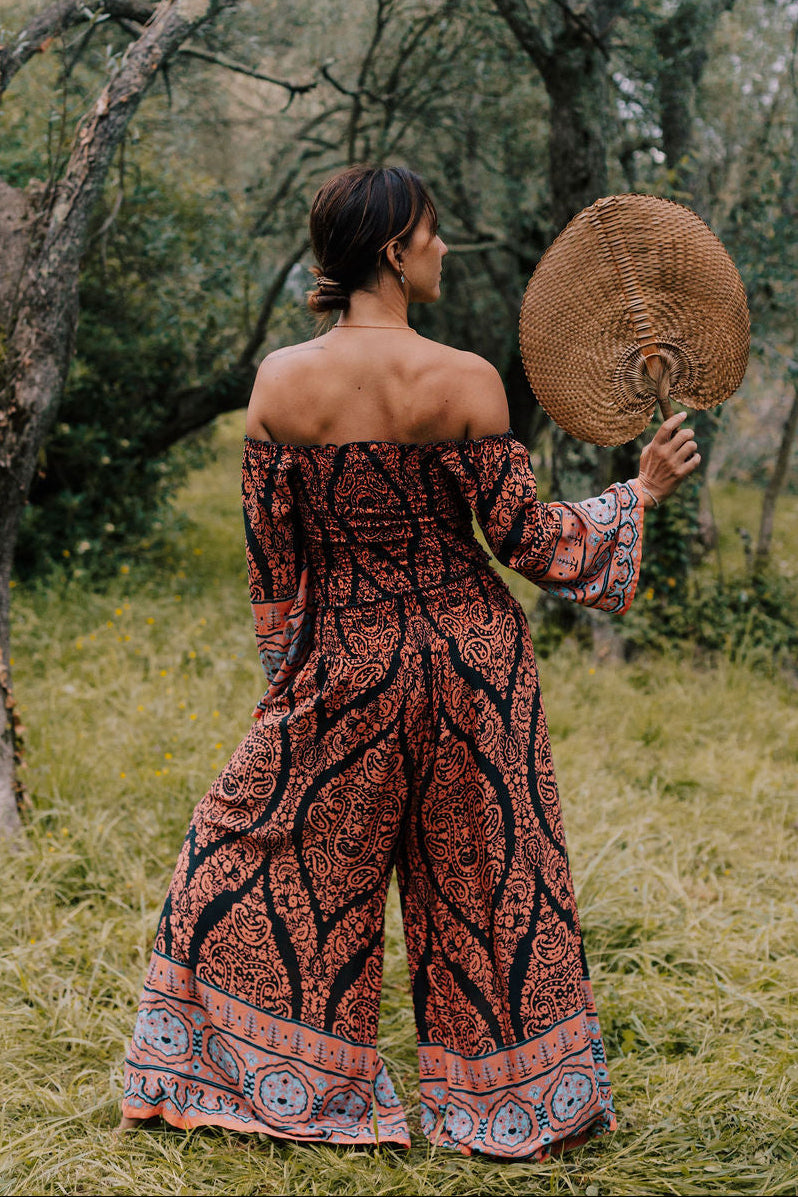 completo top e pantalone estivo donna comodo leggero e boho chic ibiza style in viscosa leggera arancione corallo pesca fluo indossato da una fata nel bosco incantato che tiene in mano un ventaglio in paglia lapeapois
