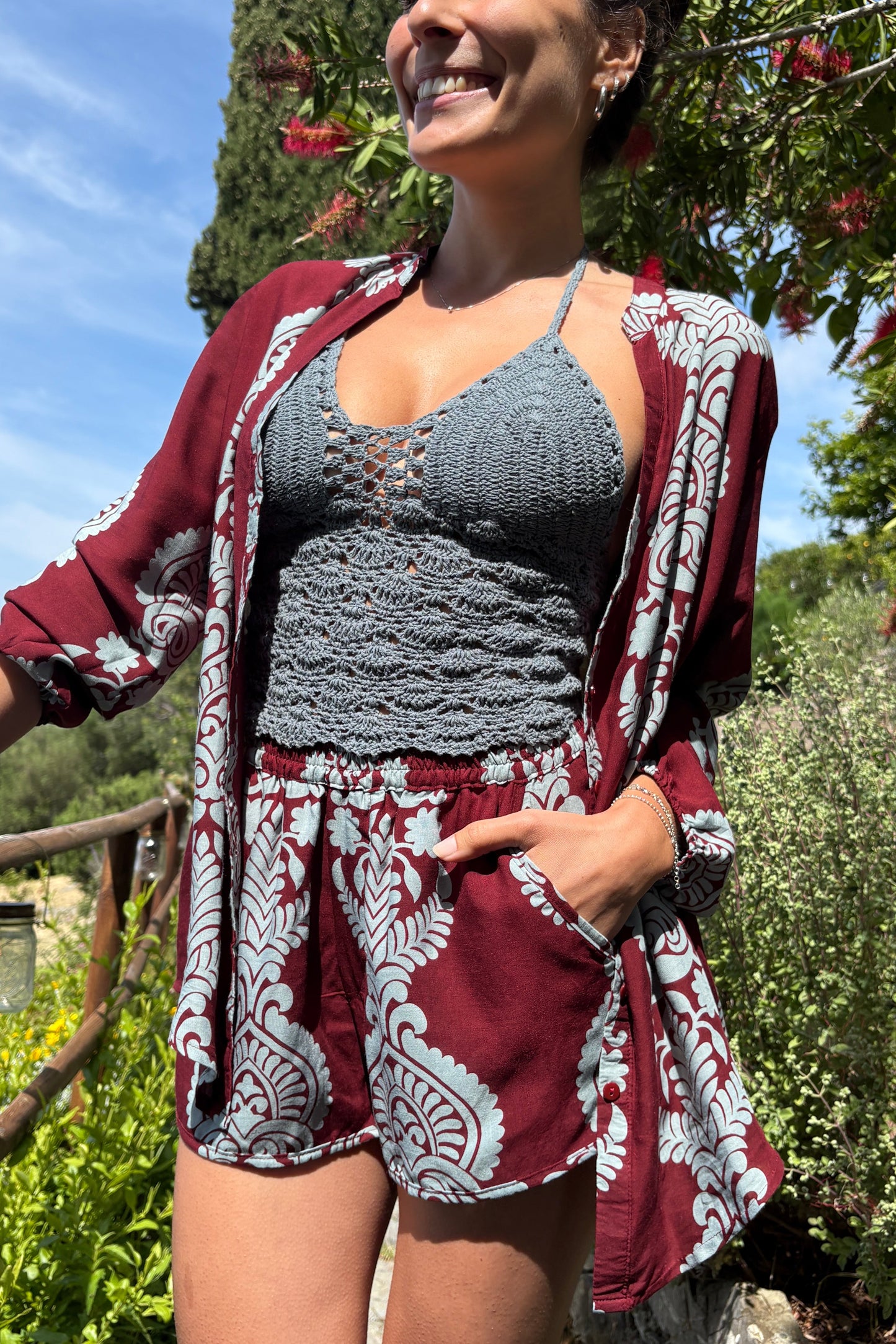 Completo estivo donna boho chic camicia, pantaloncini e top crochet all'uncinetto bordeau e azzurro lapeapois