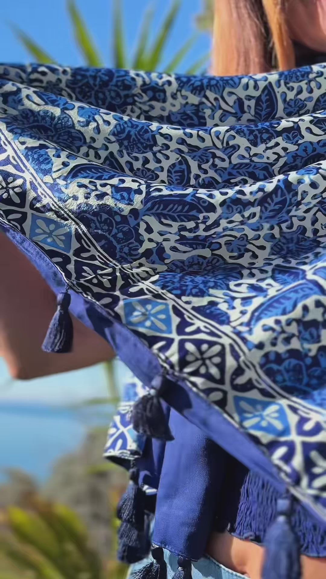 Scialle Coprispalle in seta Batik dipinta a mano - stampa floreale - blu e azzurro