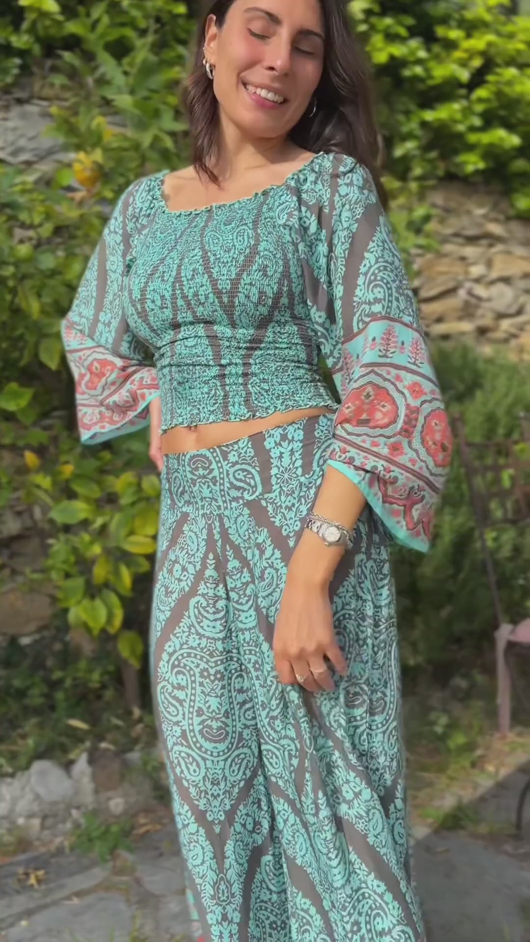 completo estivo boho chic da donna in viscosa  fresca e leggera azzurro turchese il completo è composto da un top e da un pantalone scampanato effetto panta gonna video lapeapois