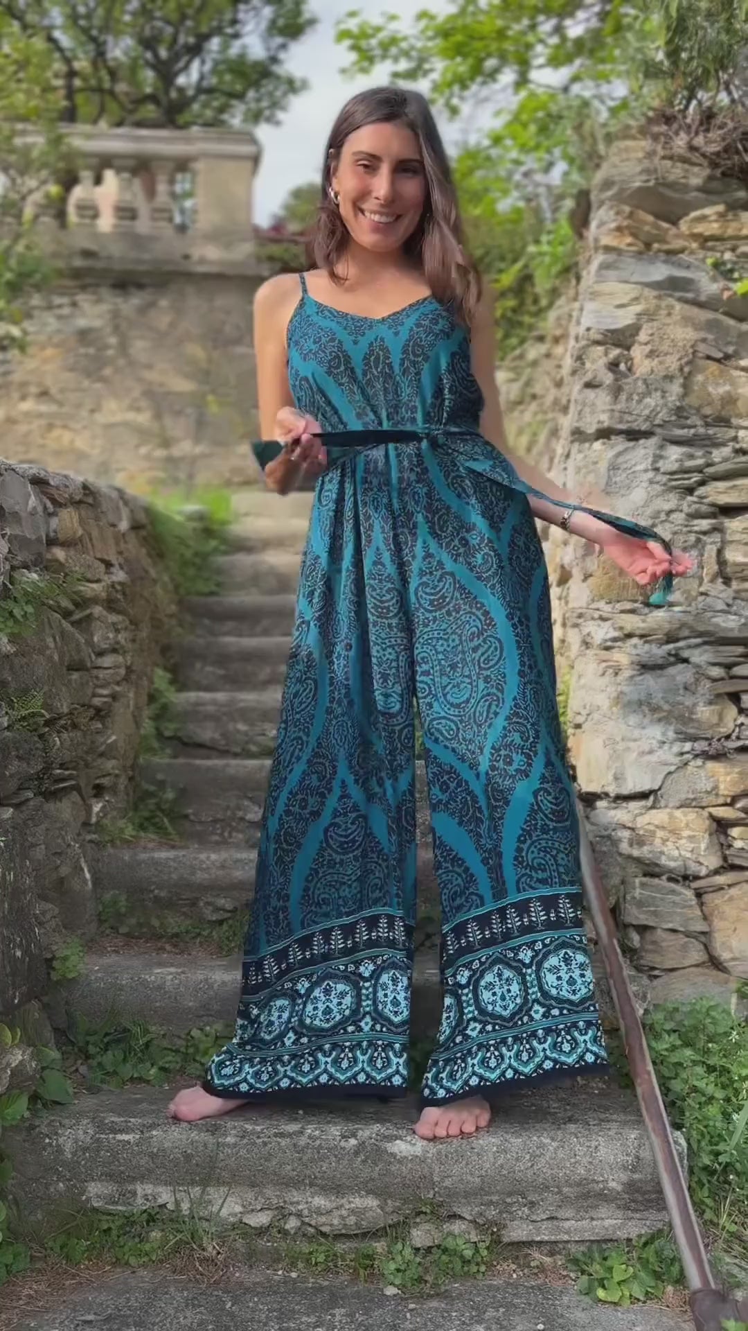 Tuta estiva boho da donna con stampa colorata blu e verde petrolio video lapeapois