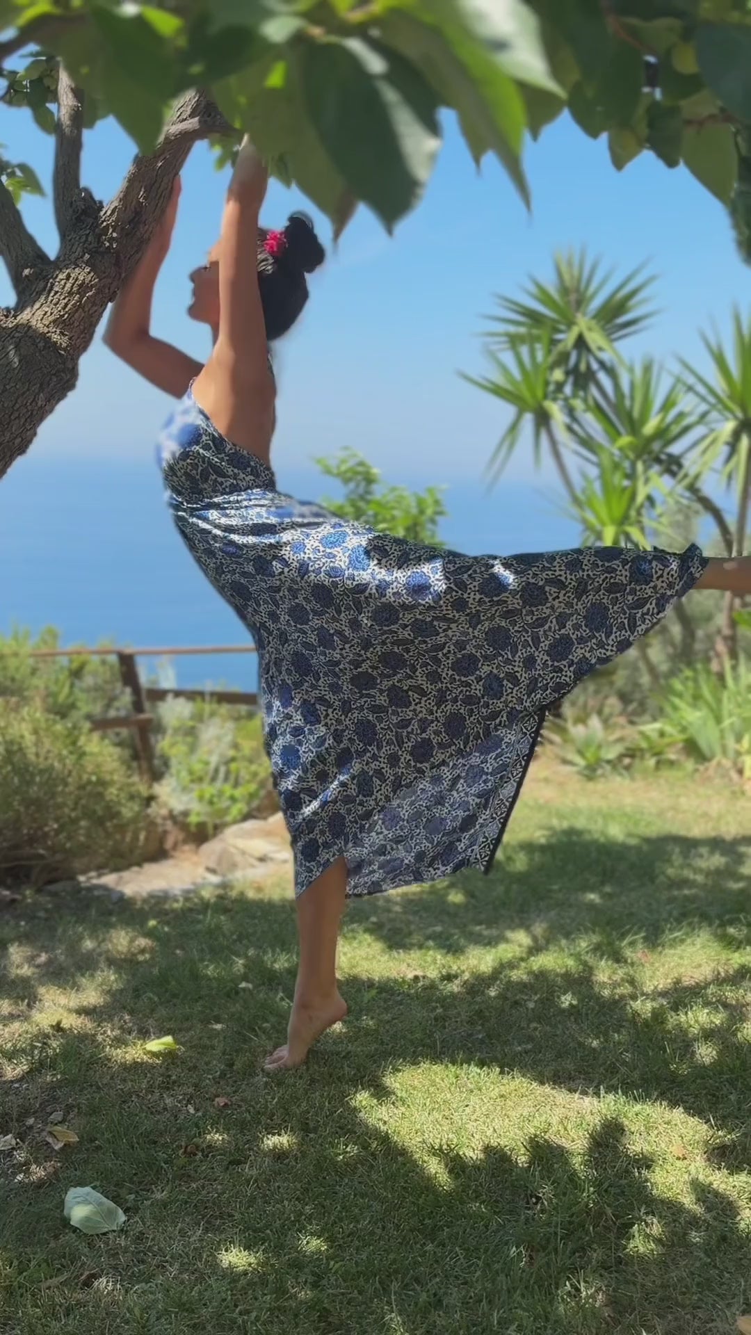 Abito lungo in Seta Batik dipinta a mano- stampa floreale - Blu e Azzurro