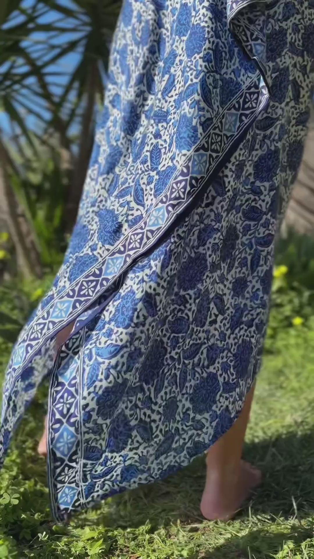 Abito lungo in Seta Batik dipinta a mano- stampa floreale - Blu e Azzurro