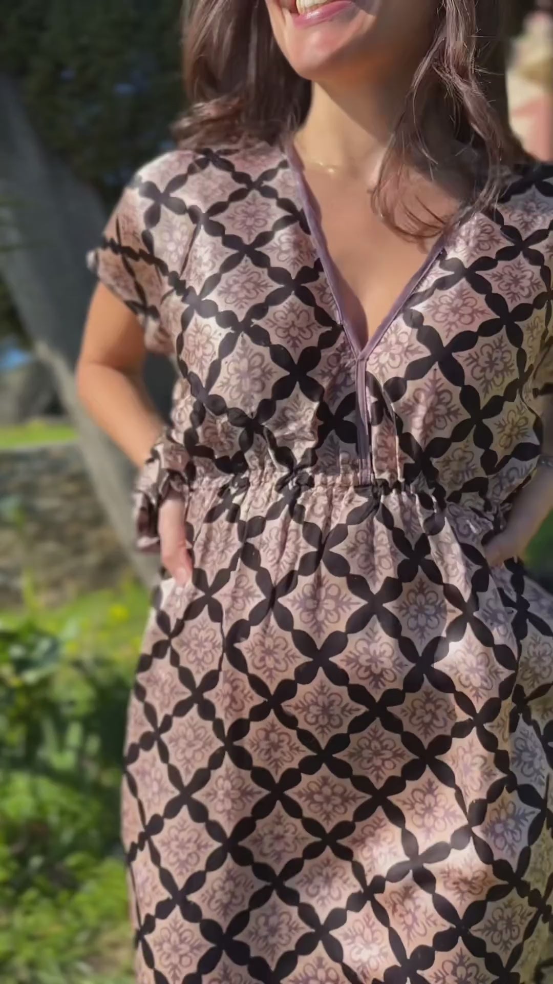 abito corto al ginocchio seta batik chic nero beige oro ideale cocktail festa laurea video lapeapois