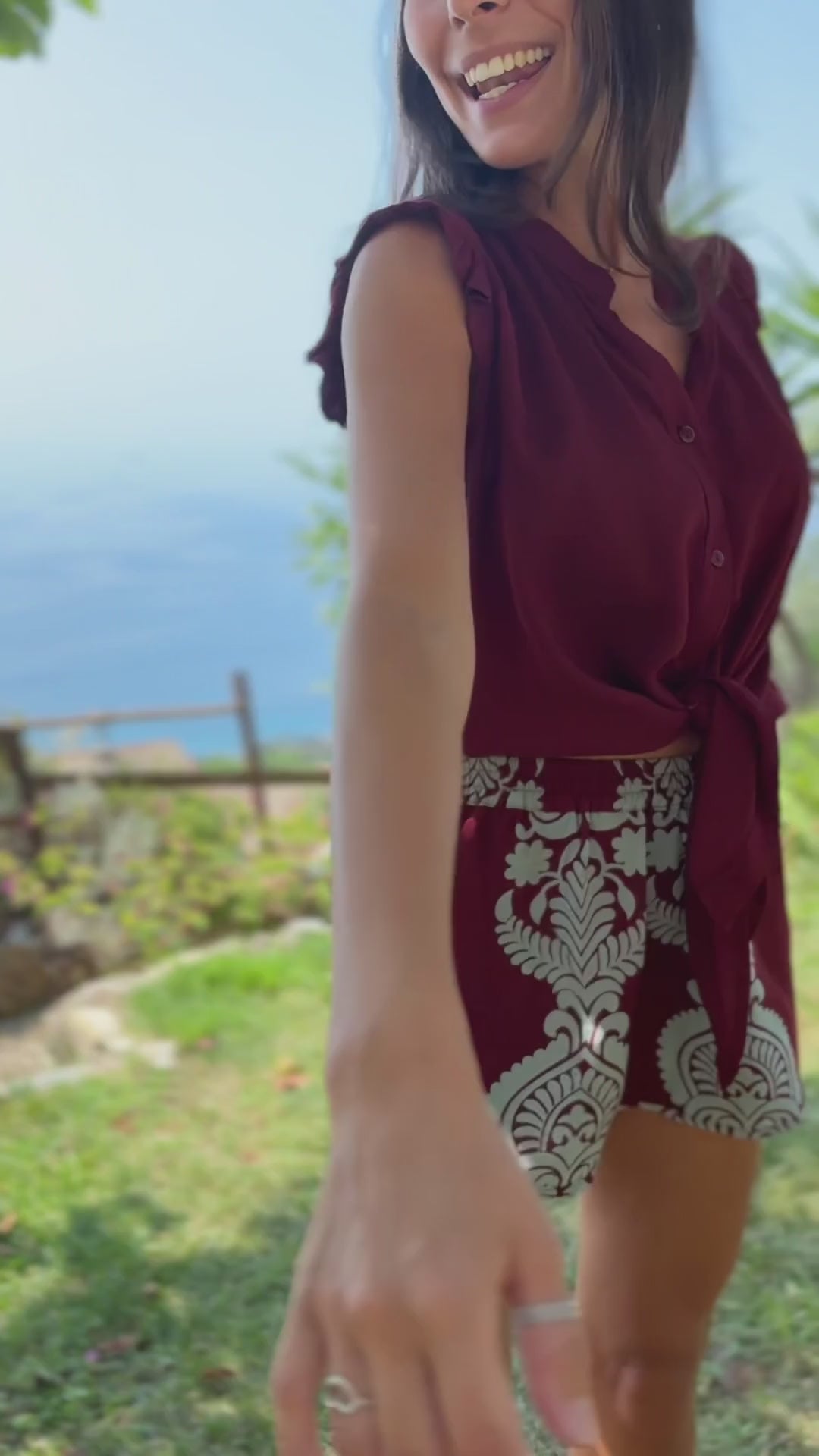 Pantaloncini estivi donna Barocco bordeaux e azzurro in viscosa leggera e traspirante. Freschi, comodi e perfetti con top per creare un set estivo coordinato boho chic video lapeapois
