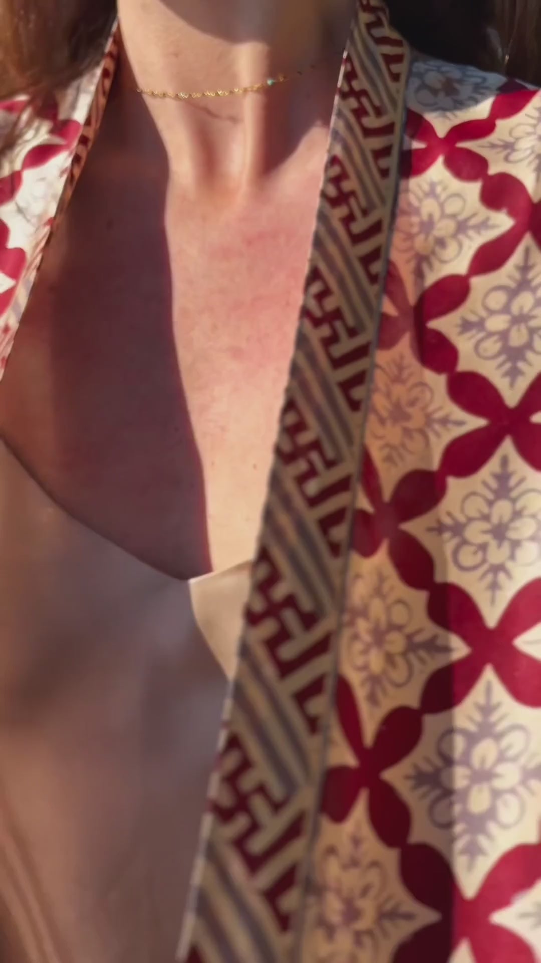 Coprispalle elegante in Seta Batik dipinta a mano - Stampa Chic - Rosso