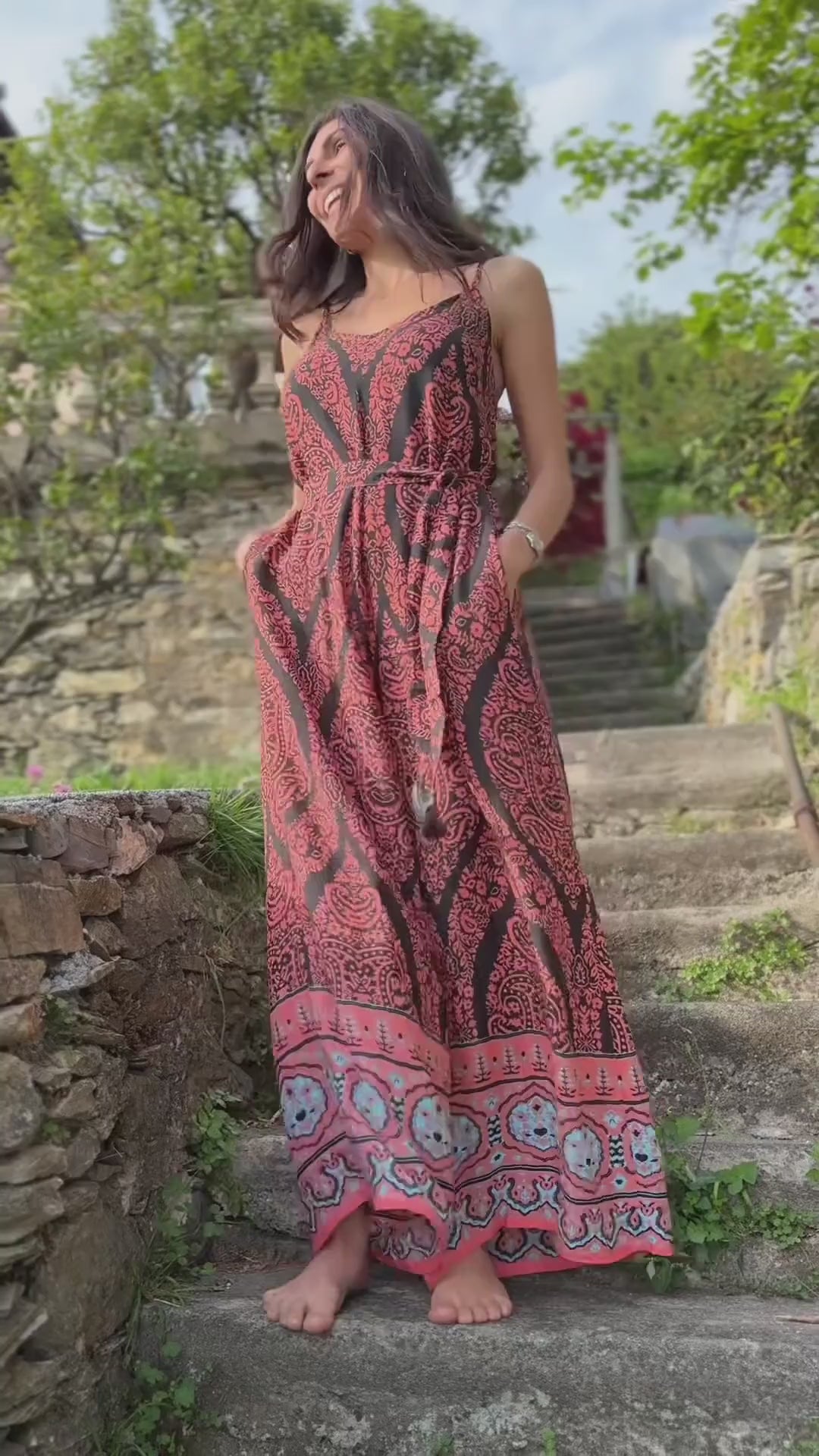 Tuta estiva boho da donna con stampa colorata corallo e nera, gamba ampia per evitare sfregamento cosce e spalline sottili, indossata all'aperto tra gli alberi video lapeapois