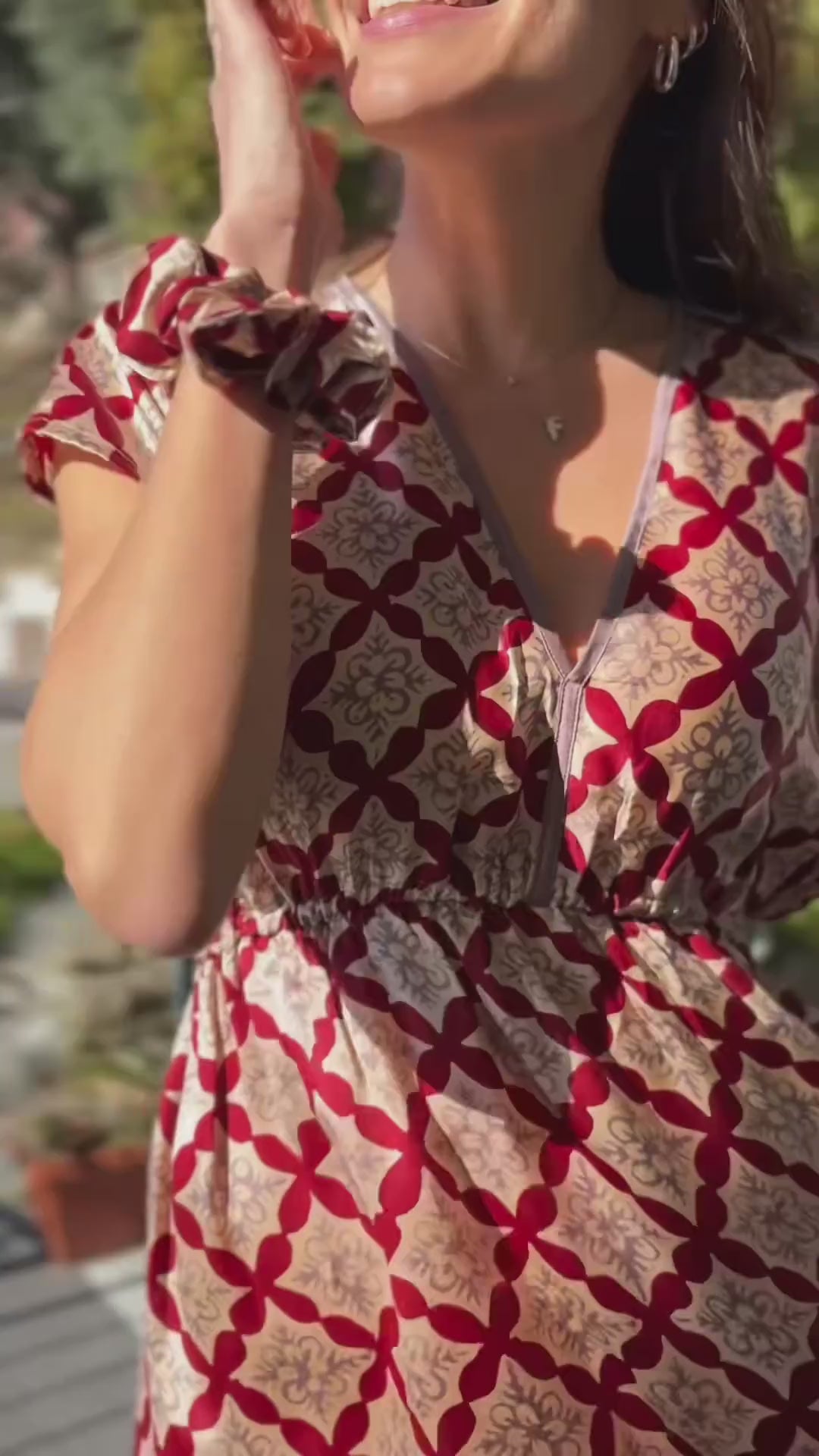 Abito corto leggero in Seta Batik dipinta a mano - Stampa Chic - Rosso