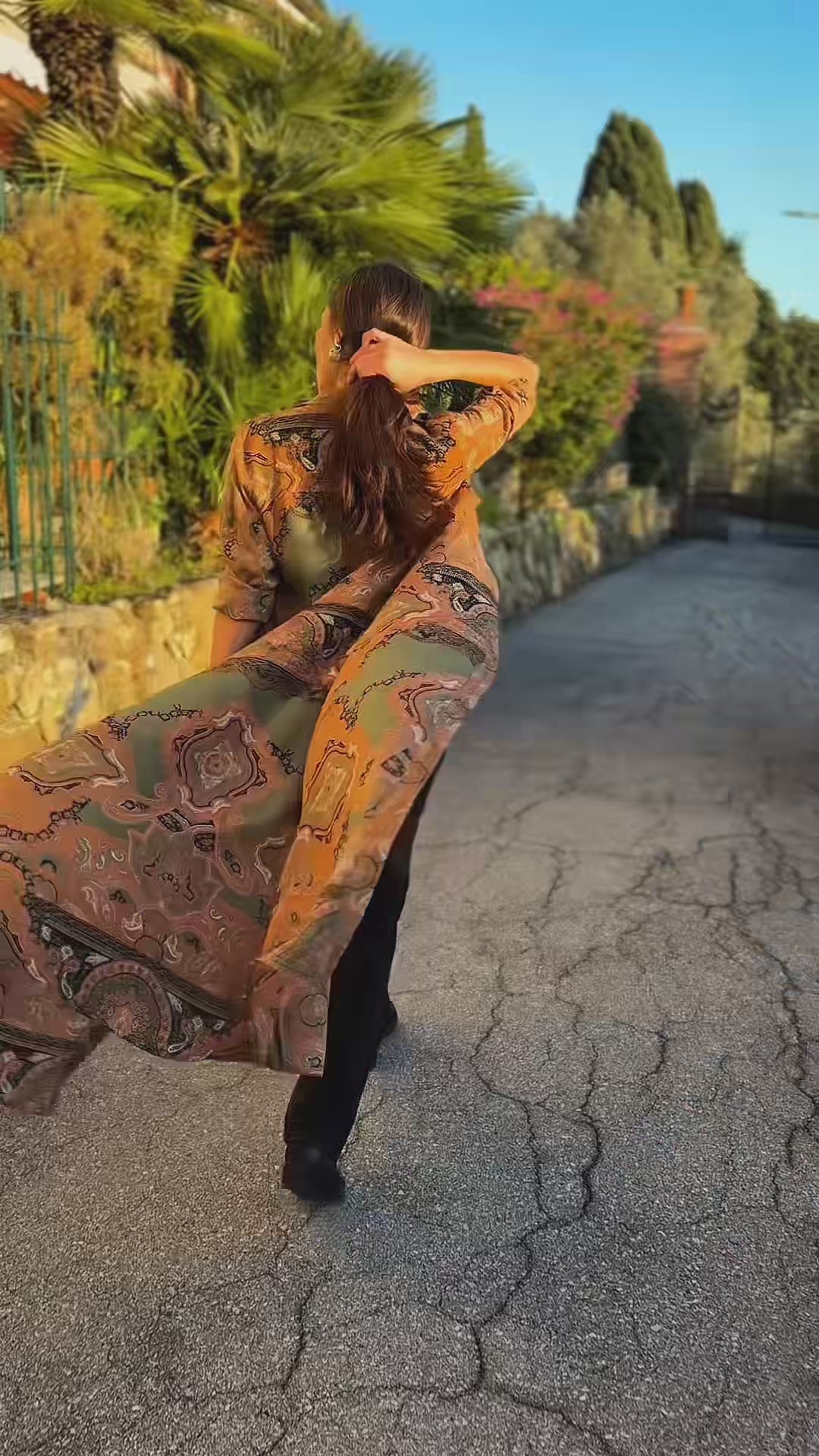 chemisier lungo leggero stampa Paisley verde nero arancione resort wear video