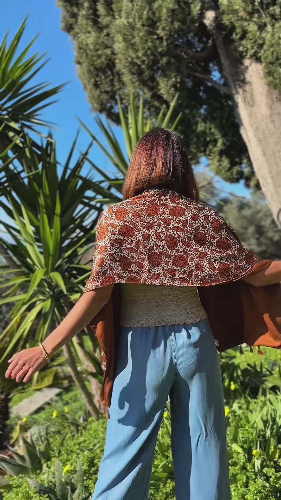 Scialle Coprispalle in seta Batik dipinta a mano - stampa floreale - moka e bronzo