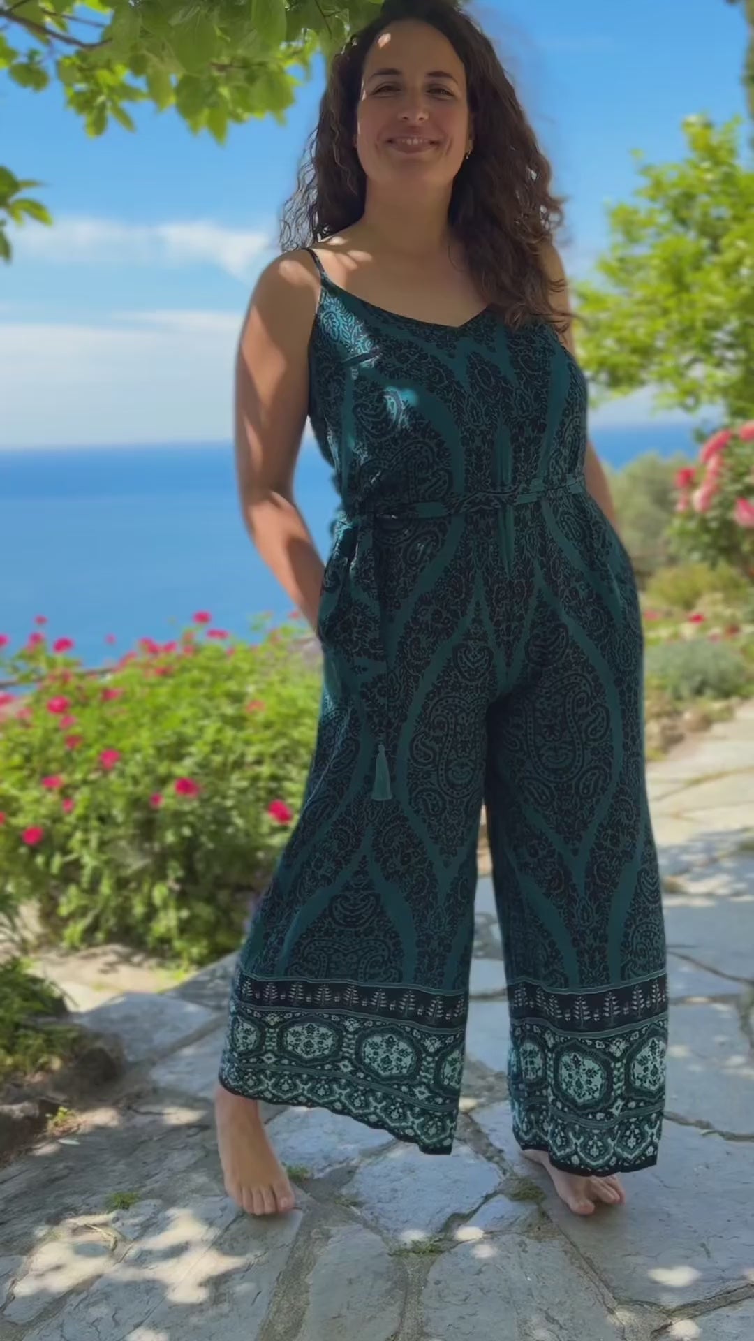 Tuta estiva da donna curvy con stampa colorata blu e verde petrolio, gamba ampia per evitare sfregamento cosce e spalline sottili video lapeapois