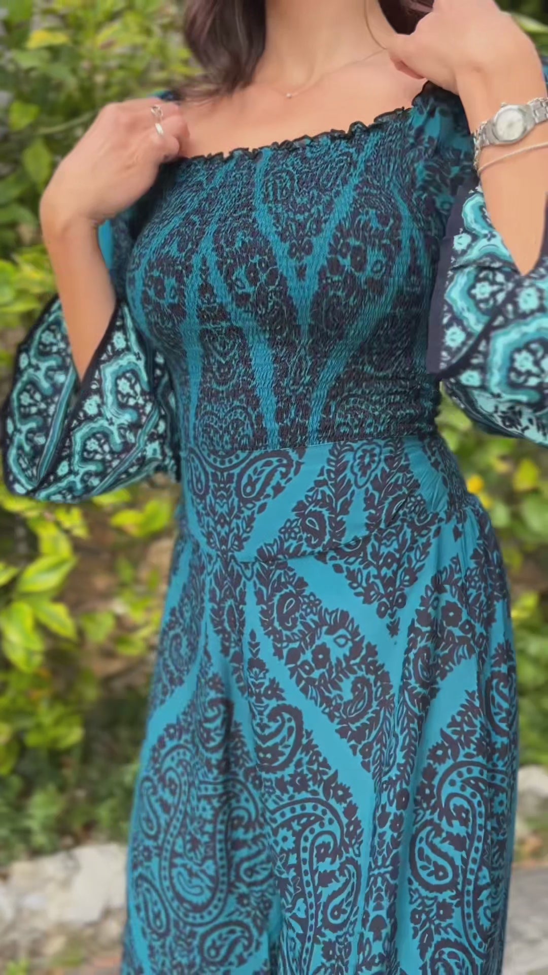 completo estivo donna boho chic ibiza style in viscosa fresca e leggera dalla stampa blu petrolio composto da top arricciato manica lunga e pantalone palazzo dalla gamba ampia e scampanata video lapeapois