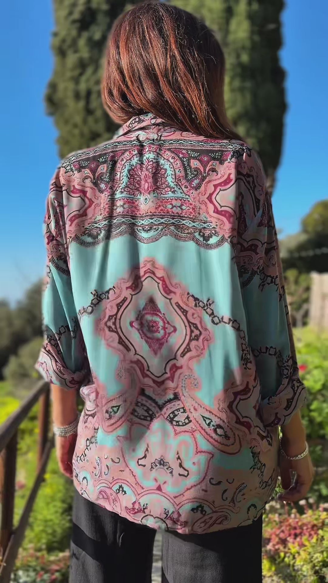 camicia leggera donna paisley blu azzurro rosa in viscosa fresca ideale quando fa caldo in viaggio, in vacanza, in città e in ufficio video
