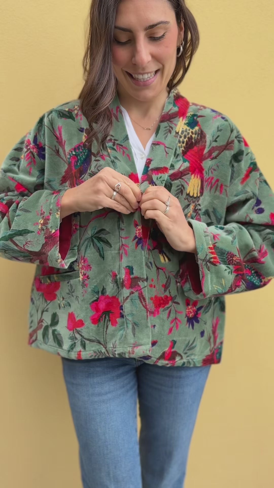 giacca kimono in velluto di cotone floreale verde fatta a mano in India video
