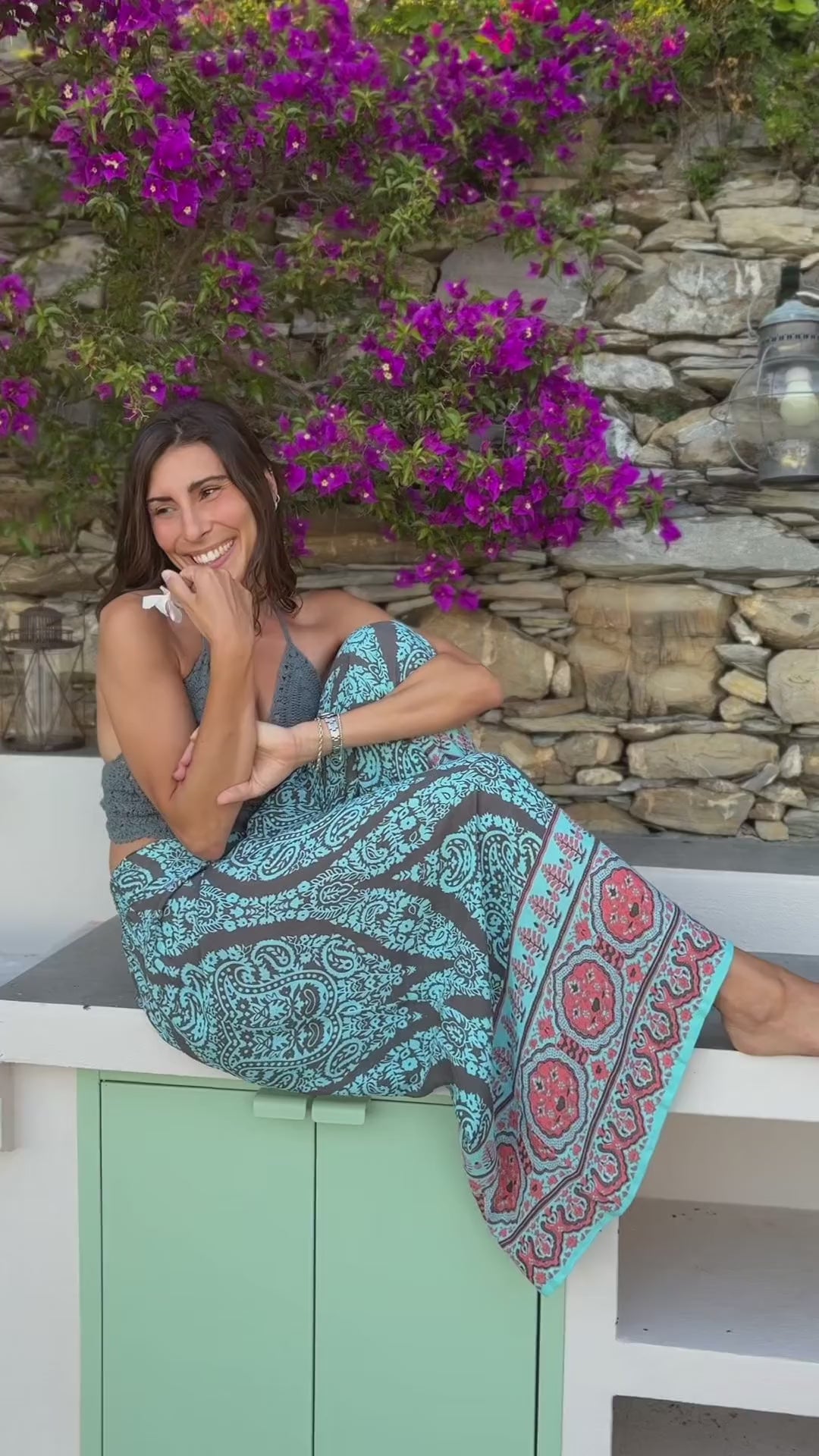 outfit estate donna boho chic con pantaloni freschi e leggeri effetto panta gonna fantasia etnica turchese e top crochet grigio video lapeapois