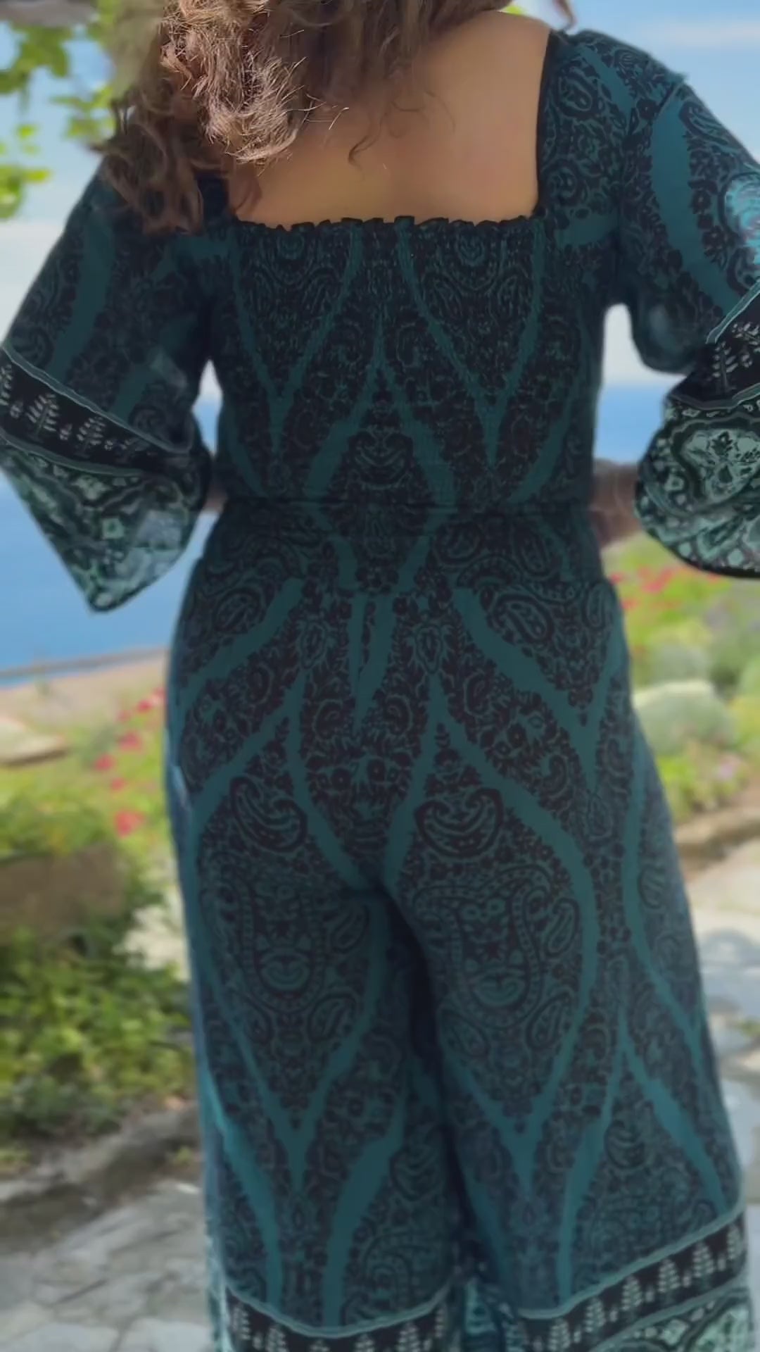 completo estivo donna curvy boho chic ibiza style in viscosa fresca e leggera dalla stampa blu petrolio composto da top arricciato manica lunga e pantalone palazzo dalla gamba ampia e scampanata video lapeapois