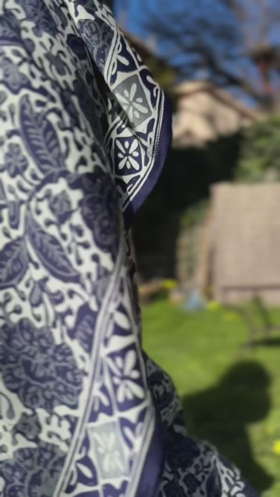 Abito lungo in Seta Batik dipinta a mano- stampa floreale - Blu e Carta Zucchero