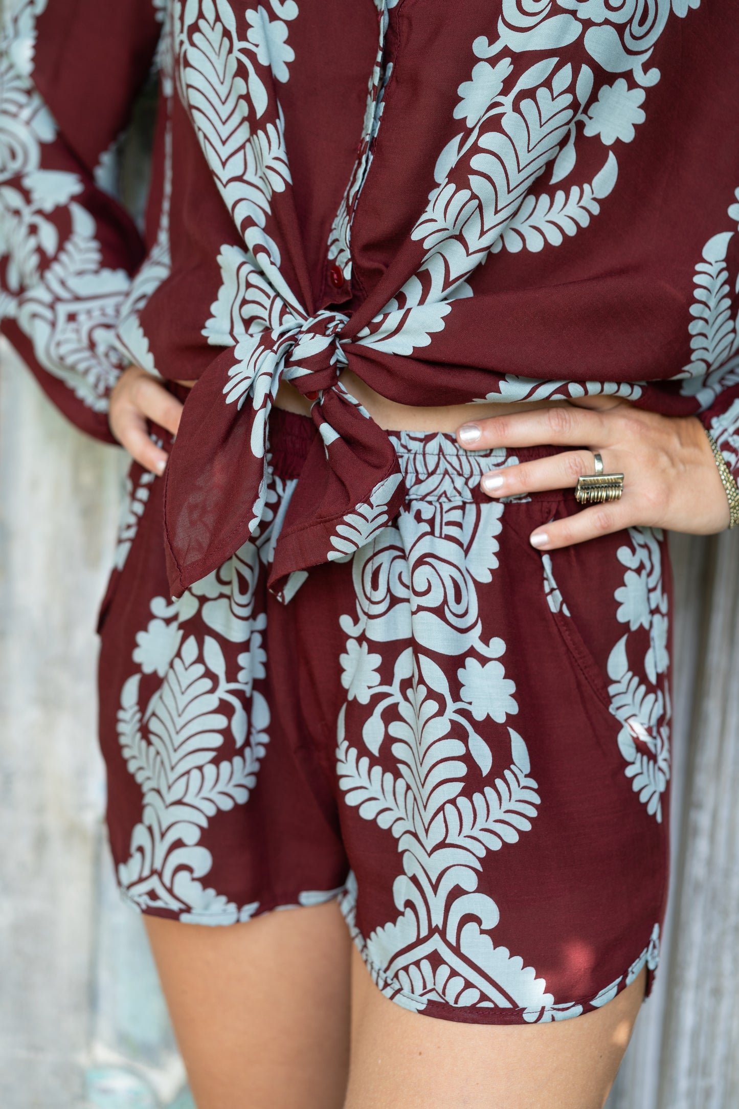 Pantaloncini estivi donna Barocco bordeaux e azzurro in viscosa leggera e traspirante. Freschi, comodi e perfetti con camicia per creare un set estivo coordinato boho chic frontale lapeapois