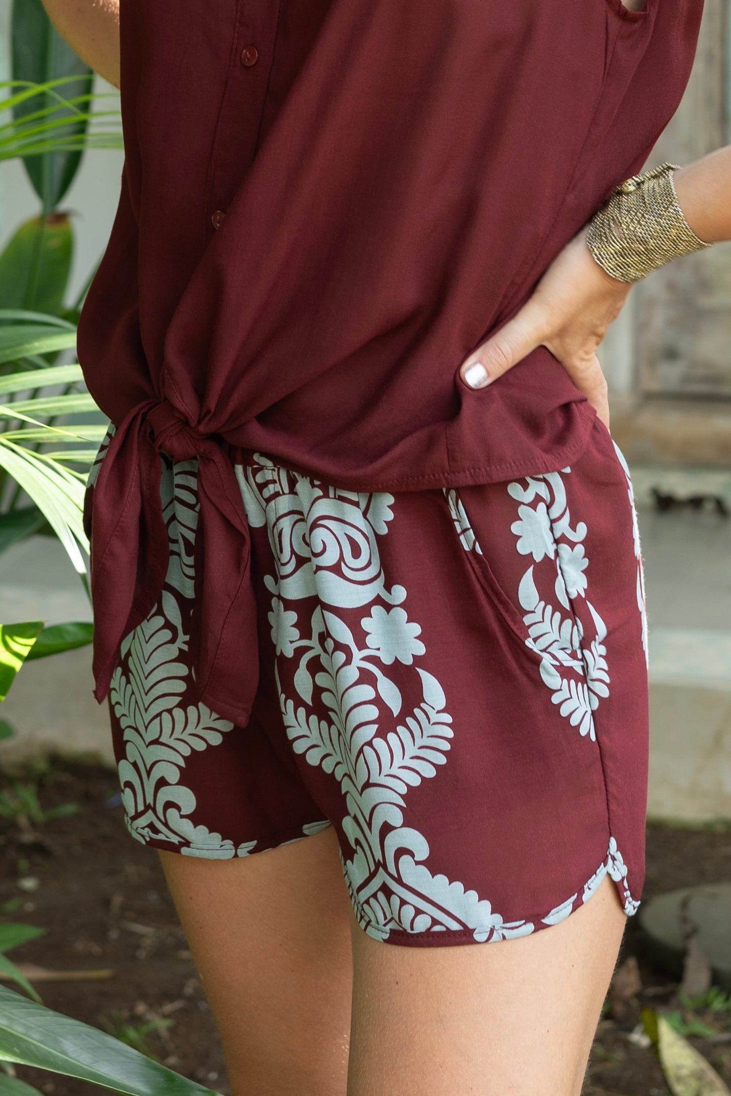 Pantaloncini estivi donna Barocco bordeaux e azzurro in viscosa leggera e traspirante. Freschi, comodi e perfetti con top per creare un set estivo coordinato boho chic frontale lapeapois