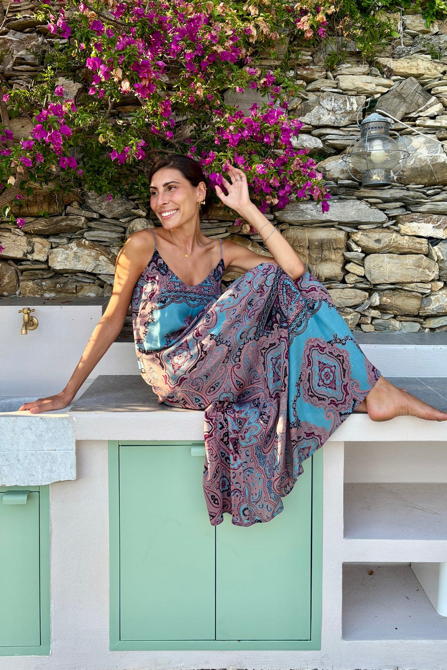 vestito lungo estivo fresco leggero fantasia Paisley etnica boho chic blu azzurro regolabile indossato da donna seduta in giardino stile resort wear lapeapois