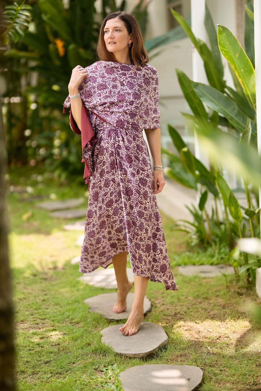 abito lungo estivo in leggera e morbida seta batik ideale invitata matrimonio o testimone di nozze stile bohochic fantasia floreale glicine e bordeaux